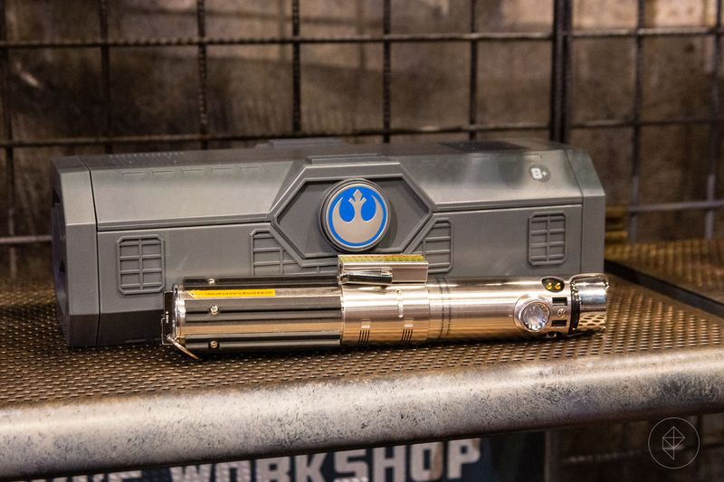 Star Wars Galaxy's Edge Atelier de sabres laser, sabre laser de Chevalier  Jedi - Notre exclusivité
