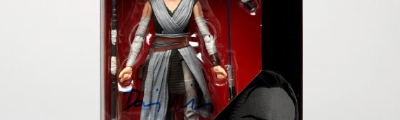 Star Wars Authentics – Figurine Hasbro Black series de Rey version The Last Jedi dédicacée par Daisy Ridley