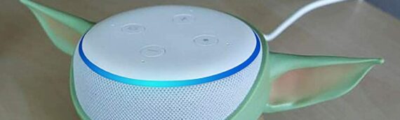 Un stand The Child pour l’enceinte Amazon Echo Dot