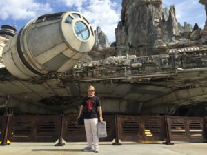 Ario Anindito in front of the Millenium Falcon / Ario Anindito devant le Faucon Millenium