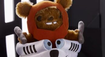 Disneyshop : Une peluche d’un ewok dans un casque de Stormtrooper