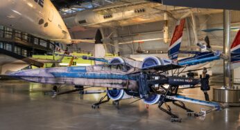 Un drone « X-Wing de Galaxy Edge » créé par Boeing exposer dans un musée