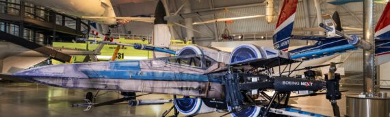 Un drone « X-Wing de Galaxy Edge » créé par Boeing exposer dans un musée