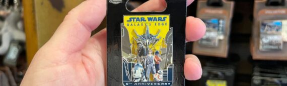 Disney : Un tee-shirt et un pin’s à l’occasion du 5ème anniversaire de Galaxy’s Edge