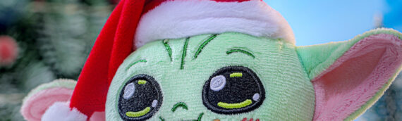 HOT TOYS – Grogu (Winter Holiday Ver.) Cosbi Plush Keychain